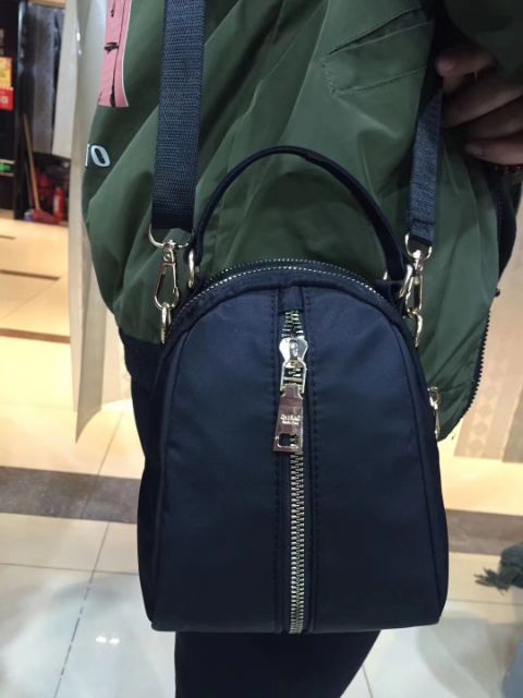 กระเป๋าสะพายแฟชั่น-chibaoของแท้-ผ้าร่ม-กันน้ำ-รุ่นขายดี-ซิปผ่ากลาง-sling-bag