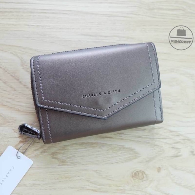 charles-amp-keith-envelope-wallet-outlet-สีเทา