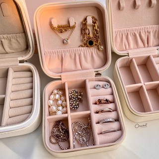ภาพหน้าปกสินค้าMini saffiano jewelry box. (กระเป๋าใส่เครื่องประดับ / เครื่องสำอางค์ แบบพกพา) ที่เกี่ยวข้อง