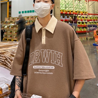 ภาพหน้าปกสินค้าเสื้อโปโลแขนสั้น คอปก ทรงหลวม ขนาดใหญ่ แฟชั่นฤดูร้อน สไตล์เกาหลี สําหรับผู้ชาย ไซซ์ M - 5XL 2022 ที่เกี่ยวข้อง