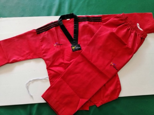 ภาพหน้าปกสินค้าชุดเทควันโดสีแดง ยี่ห้อ WTF จากร้าน ra251619 บน Shopee