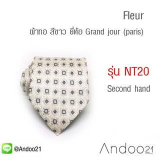 NT20 - Fleur เนคไท ผ้าทอ สีขาว ทอลายดอกไม้สลับสี่เหลี่ยม ปักด้วยขลิปเงินตรงกลาง ยี่ห้อ Grand jour (paris)