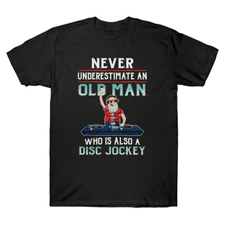 [S-5XL]แผ่น Jockey Never Underestimate An Old Who Is A Disc Jockey Funny &#39; s เสื้อยืด เทรนด์ใหม่ สําหรับผู้ชาย 49785