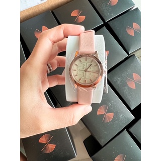 (ผ่อน0%) นาฬิกา Tory Burch Small Gigi Pink Rose Gold Leather Strap Watch หน้าปัดกลม ขนาด 33mm. สายหนังสีชมพู