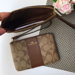 🎀 คล้องมือ 1S สีน้ำตาลลายซี คาดน้ำตาล COACH F58035 CORNER ZIP WRISTLET IN SIGNATURE CANVAS KHAKI/SADDLE