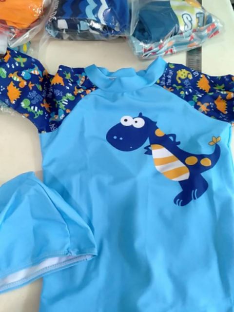 ภาพหน้าปกสินค้าชุดว่ายน้ำเด็ก สีฟ้า 3 ชิ้น (เสื้อ+กางเกง+หมวก) จากร้าน minnykidscloset บน Shopee