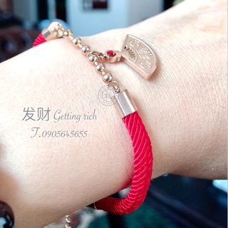 💮 ฿259 💮 สร้อยข้อมือไหมแดง “พัด” (扇子) สลักอักษร 福 (ฮก) สีโรสโกลด์ ผ่านพิธีมงคลแล้วพร้อมบูชา