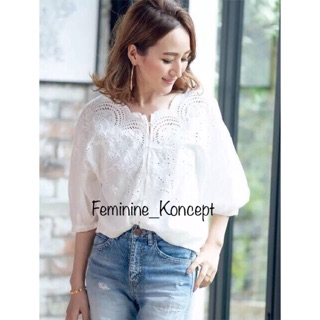 Feminine_Koncept เสื้อลูกไม้ ฉลุ คอหยัก แขนตุ๊กตา กระดุม มุก สไตล์เกาหลี