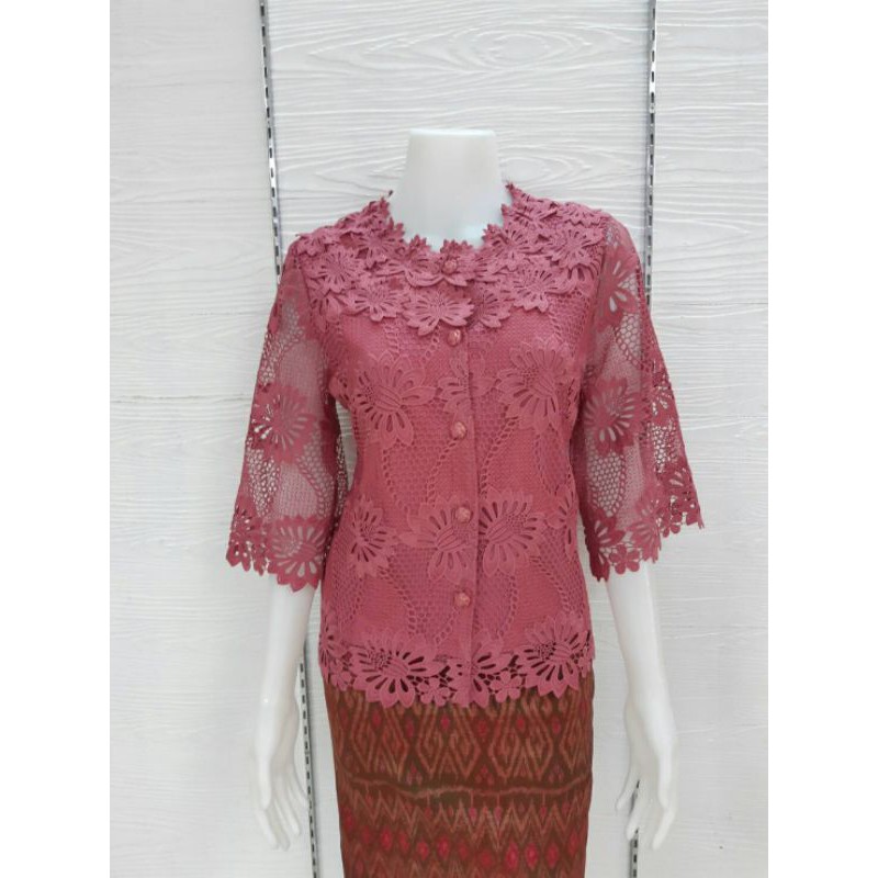 เสื้อลูกไม้กระดุมหน้าลายใหม่สวยมากค่ะใส่แมทกับผ้าไทยสวยมาก