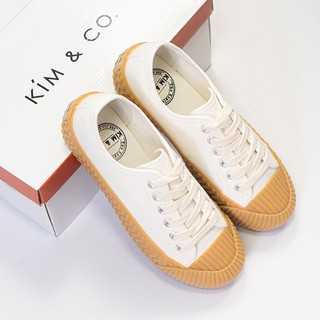 สินค้า Kim&Co. รองเท้าผู้ชาย รองเท้าผ้าใบ รุ่น KF005M - สีขาวแถบน้ำตาล