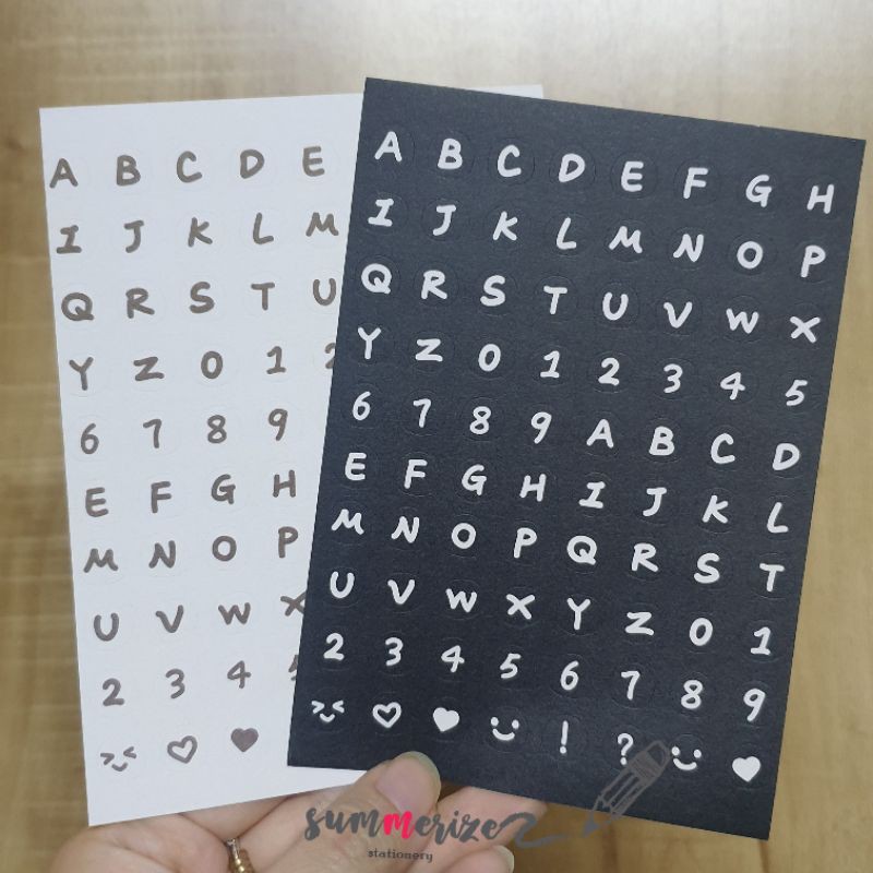 ภาพหน้าปกสินค้าพร้อมส่ง  ABC 123 สติ๊กเกอร์ตัวอักษร พยัญชนะ A-Z พร้อมตัวเลข สติ๊กเกอร์ไดคัท วงกลม น่ารัก สีขาว ดำ alphabet ABC sticker