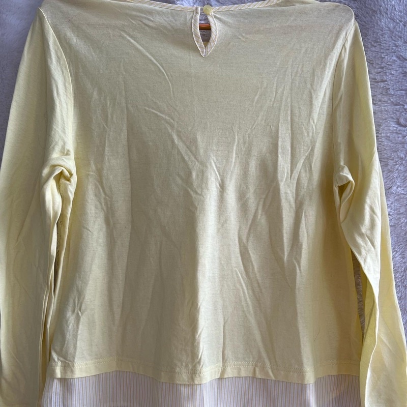 used-เสื้อคอกลม-สี-เหลืองอ่อน-ลายลูกไม้