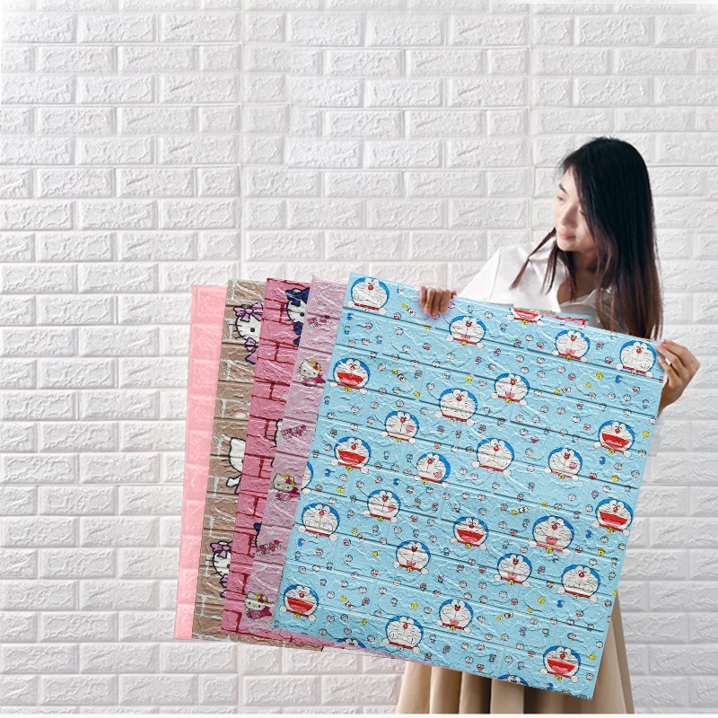 🌟DIY🌟 วอลเปเปอร์ติดผนัง 3 มิติ วอลเปเปอร์ สติกเกอร์  ลายโดเรม่อน ลายคิตตี้ วอลเปเปอร์ลายการ์ตูน ลายอิฐ 3 มิติ DIY กันน้ำ