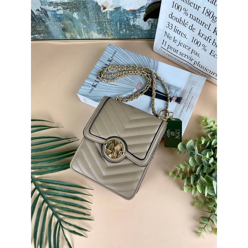 พร้อมส่ง กระเป๋าสะพายlyn รุ่น LYN CHRISSY CROSSBODY BAG ใส่โทรศัพท์ได้