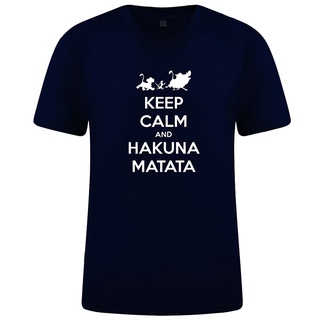 [S-5XL] เสื้อยืดลําลอง ผ้าฝ้าย แขนสั้น พิมพ์ลาย Keep Calm And Hakuna Matata ทรงหลวม สําหรับผู้ชาย JIamkl37FPkcaj13
