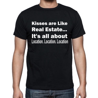 [S-5XL] เสื้อยืด พิมพ์ลาย Kisses Is like Real Estate It all about Location สีดํา สําหรับผู้ชาย 825457