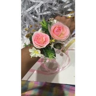 ภาพขนาดย่อของภาพหน้าปกสินค้าดอกไม้ข้อมือเพื่อนเจ้าสาว สายรัดข้อมือเพื่อนเจ้าสาว ดอกไม้ผูกข้อมือเพื่อนเจ้าสาว ของใช้ในงานแต่งงาน งานแต่งงาน พร้อมส่ง จากร้าน mkshopbykrukai บน Shopee