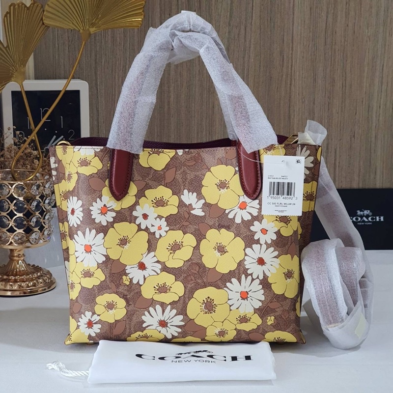 สด-ผ่อน-กระเป๋า-9-5-นิ้ว-น้ำตาลลายดอก-งาน-shop-c9721-willow-tote-24-in-signature-canvas-with-floral-print