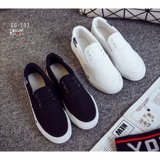 รองเท้าผ้าใบทรง slip on