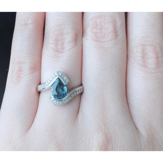 แหวนพลอยลอนดอนโทพาสสีฟ้าเข้มรูปทรงหยดน้ำประดับเพชรรัสเซียสีขาว เงินแท้