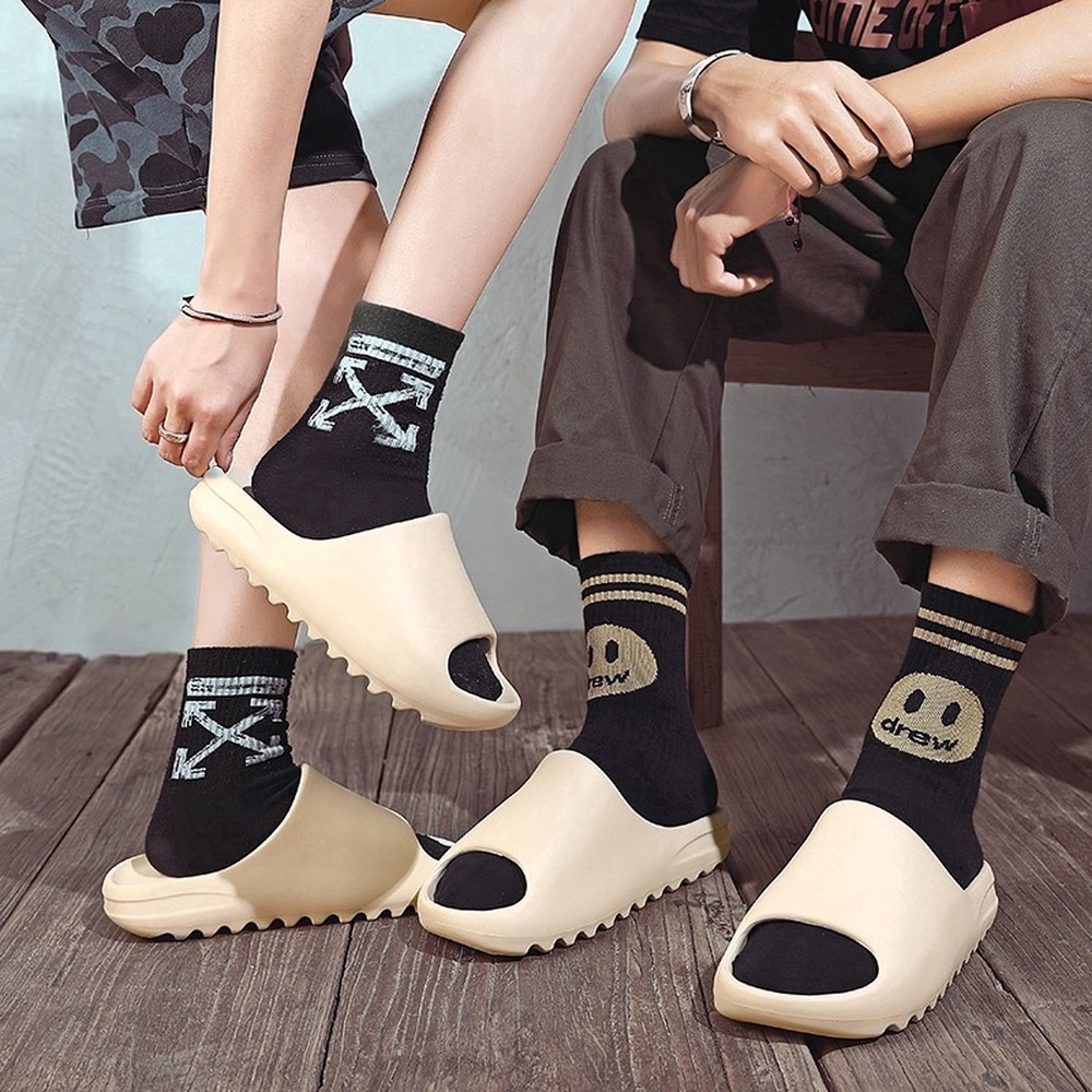 ภาพหน้าปกสินค้าฤดูร้อนใหม่ Yeezy รองเท้าแตะแบบสวม รองเท้าลำลอง สำหรับผู้ชายและผู้หญิง จากร้าน wallmart88.th บน Shopee