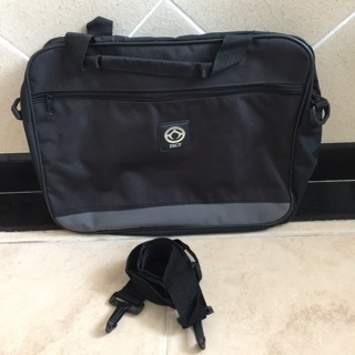 กระเป๋าถือ กระเป๋าสะพาย ใส่เอกสาร ใส่ Notebook กระเป๋า FCST สีดำ สภาพสวย ของใหม่ มือ 1 มีช่องซิปสวย ผู้ชายก็ใช้ได้