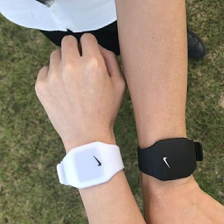 ภาพหน้าปกสินค้านาฬิกาข้อมืออิเล็กทรอนิกส์ มีไฟ LED โลโก้ สไตล์สปอร์ต เรียบง่าย สำหรับผู้ชาย นาฬิกาสปอร์ต Nike LED ที่เกี่ยวข้อง