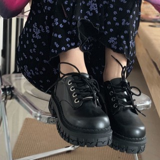 ภาพขนาดย่อของภาพหน้าปกสินค้ารองเท้าหนังสีดําผู้หญิง รองเท้าหนังพื้นหนารองเท้าแฟชั่นฤดูร้อนรองเท้าแมรี่เจนญี่ปุ่นรองเท้าลำลองสไตล์อังกฤษ จากร้าน misscaras บน Shopee