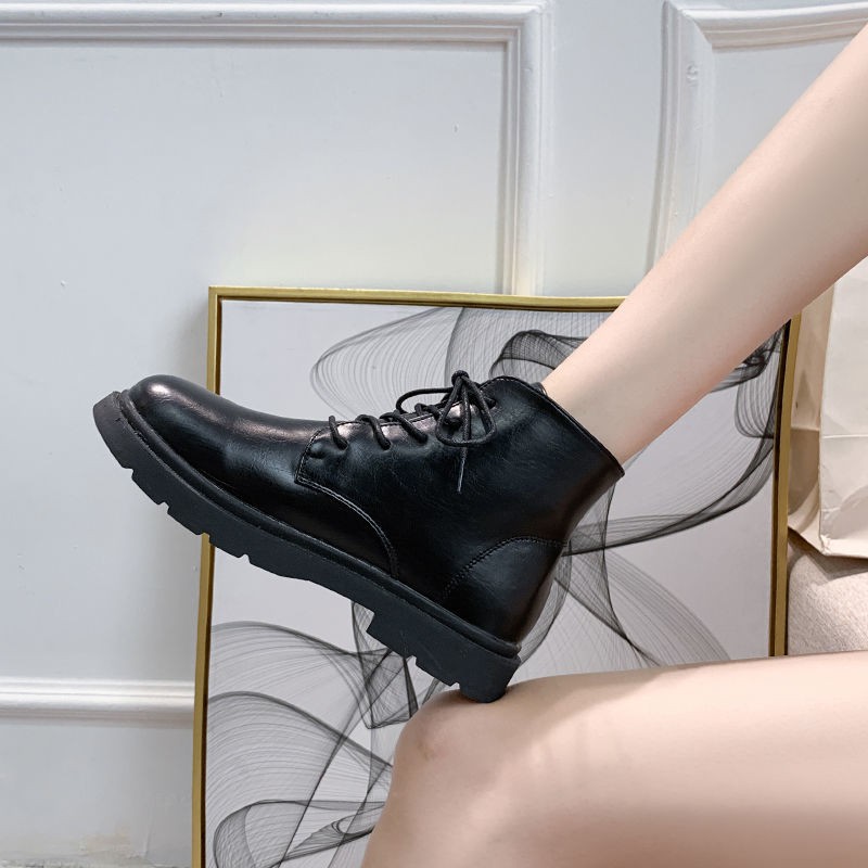 ภาพหน้าปกสินค้ามันคุ้มค่าที่จะซื้อ เกาหลีใต้ นกนางแอ่น รองเท้าบูท ผู้หญิงแพลตฟอร์ม สไตล์ฮาราจูกุ ฮ่องกง สั้น รองเท้าบูท