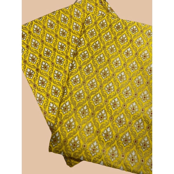 ผ้าถุงสีเหลืองพิมพ์ลายไทย-เย็บสำเร็จพร้อมนุ่ง-ขนาด-175x107-cm