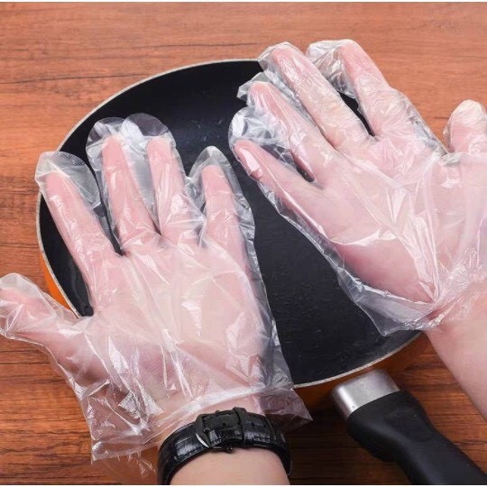 ภาพหน้าปกสินค้าถุงมือพลาสติก ถุงมือใช้แล้วทิ้ง ถุงมือใส ( แพ็ค100ชิ้น )
