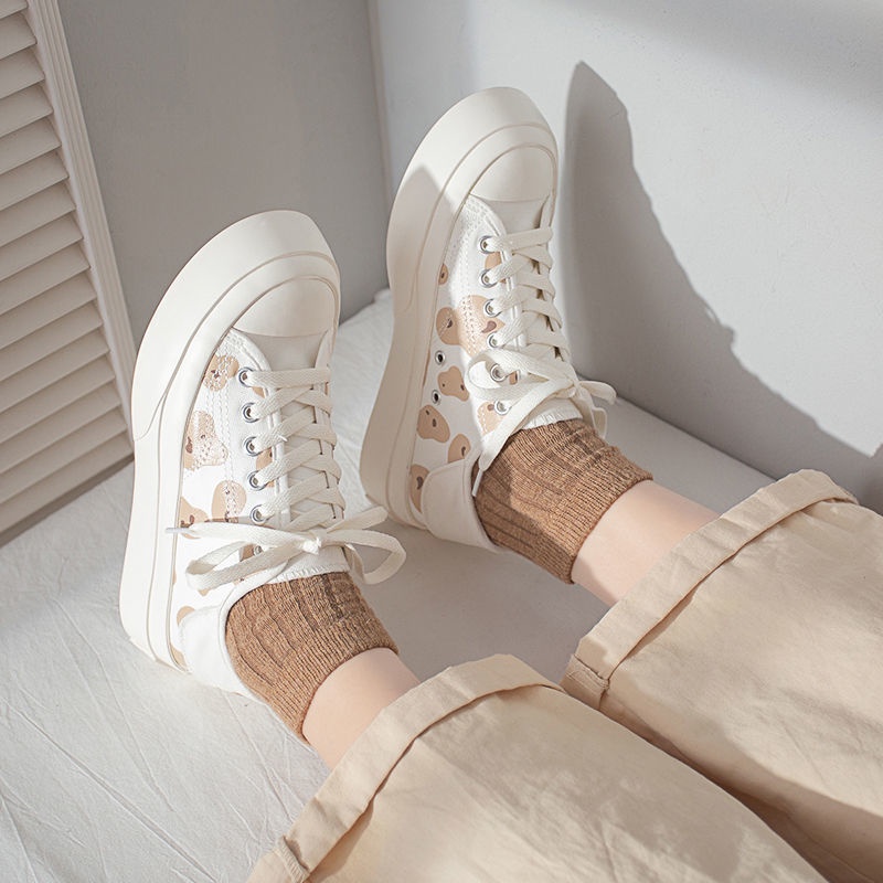 ภาพหน้าปกสินค้ารองเท้าบิสกิตระบายอากาศ ฤดูร้อนรูปแบบวัวและหมีรองเท้าผ้าใบสตรีส้นหนาสีขาว