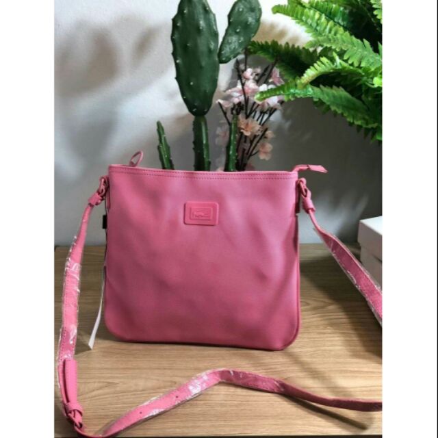lacoste-classic-sling-bag-กระเป๋าสะพายหรือสะพายไหล่-สีชมพู