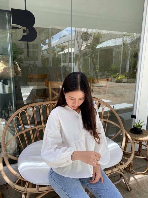 เสื้อแขนยาวคอวี-แขนพองทรงบอลลูน-ติดกระดุมด้านหน้า-เนื้อผ้าคอตตอนอย่างดี-ใส่แล้วได้ลุคสาวเกาหลีเลยจ้า-น่ารักสุด
