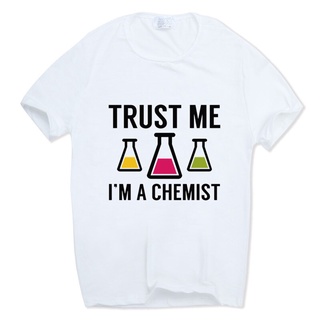 เสื้อยืดคอกลม แขนสั้น พิมพ์ลาย Trust Me Im A Chemist Omnitee สุดเท่ สําหรับผู้ชาย