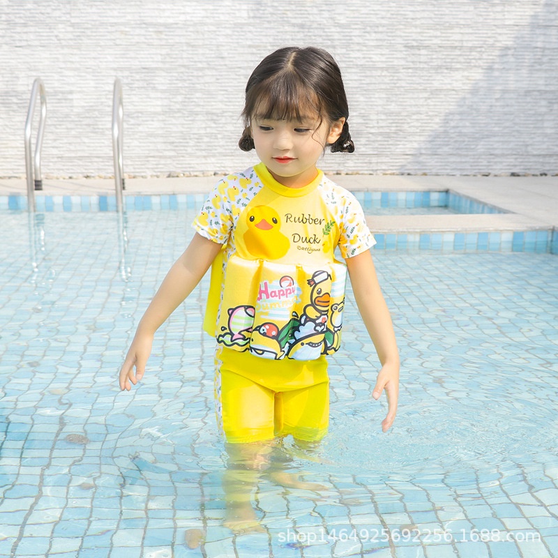 ภาพหน้าปกสินค้าพร้อมส่ง ชูชีพเด็ก ชุดว่ายน้ำเด็ก ชุดว่ายน้ำมีโฟมน้ำในตัว แถมหมวก ชุดว่ายน้ำลายการ์ตูนสีเหลืองเป็ดน้อย