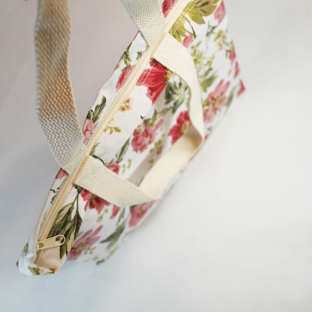 atipa-กระเป๋าผ้าลายดอกสีแดง-มีซิป-size-m