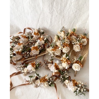 ภาพขนาดย่อของภาพหน้าปกสินค้าดอกไม้ผูกข้อมือโทนสีขาว ส้มอิฐ จากร้าน flower.driedflower บน Shopee