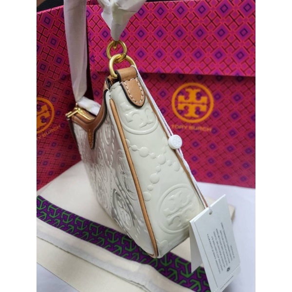 สด-ผ่อน-กระเป๋าสีขาว-10-นิ้ว-134504-shop-tory-burch-t-monogram-patent-embossed-studio-bag