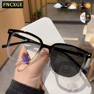 ภาพหน้าปกสินค้าFncxge แว่นสายตาสั้น เลนส์อัตโนมัติ แว่นตาป้องกันแสงสีฟ้า เลนส์สายตาสั้นอัตโนมัติ ซึ่งคุณอาจชอบสินค้านี้