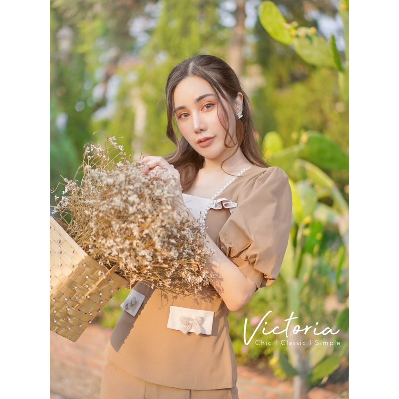 by-victoria-เซตเสื้อ-กางเกงสีน้ำตาลแต่งระบายและมุกแท้ร้อยเรียงคอช่วง