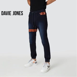 DAVIE JONES กางเกงจ็อกเกอร์ ยีนส์ เอวยางยืด ขาจั๊ม สีฟ้า คาดหนัง Drawstring Denim Joggers in navy GP0129NV