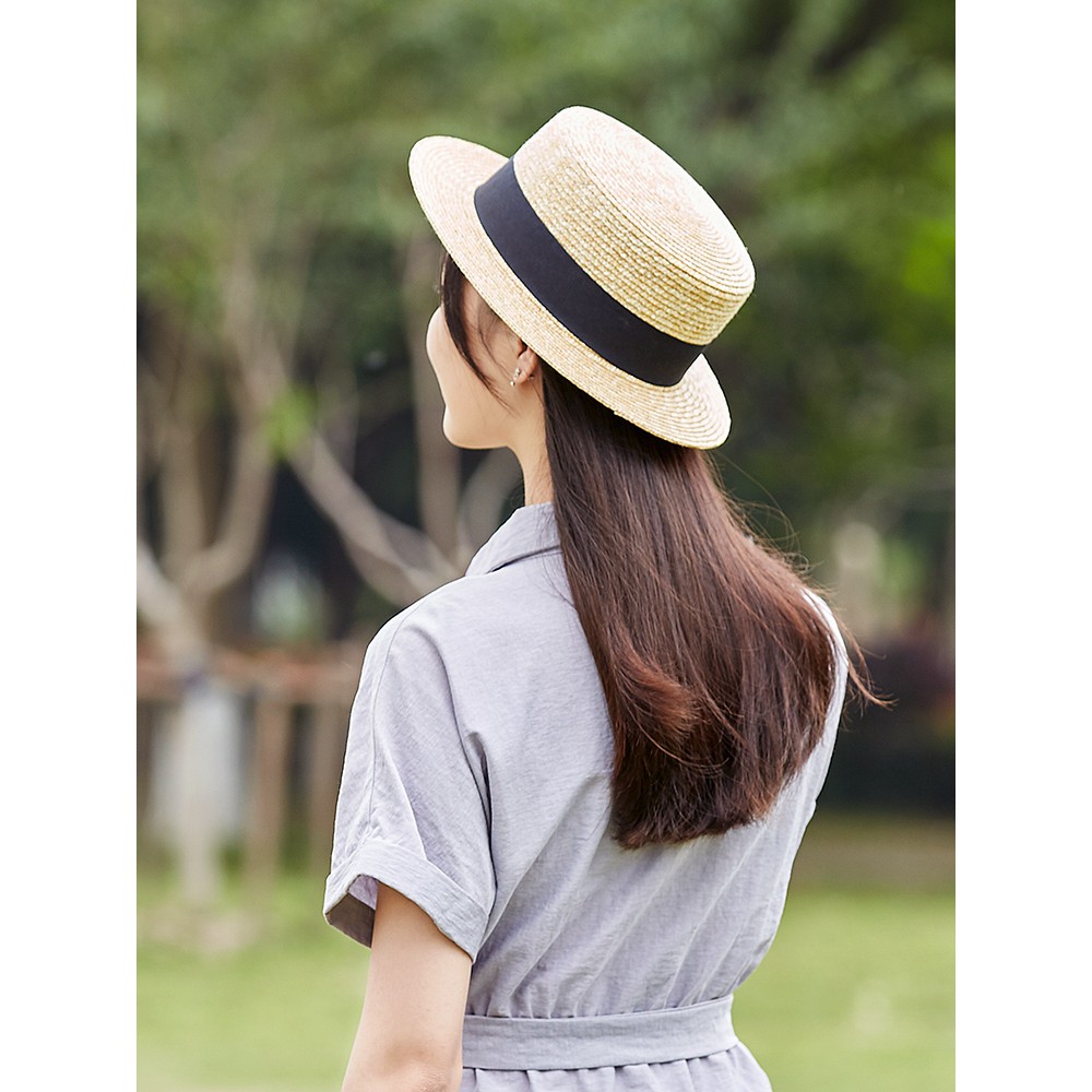ภาพหน้าปกสินค้าหมวกทรงบนแบน หมวกปีกเล็ก ผู้หญิง ไปงานไปเที่ยว รุ่นA016 สีขาว ครีม กากี