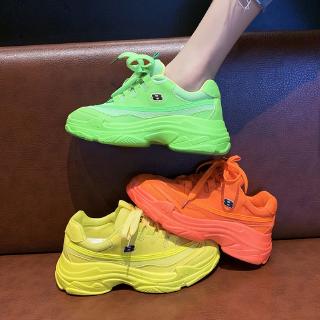 สินค้า 🔥Hot Sale รองเท้าพ่อสีเขียวเรืองแสงเพศหญิงน้ำขึ้นน้ำลงในช่วงฤดูร้อนปี 2020 ใหม่ตาข่ายสีแดงตาข่ายระบายอากาศซูเปอร์ไฟรองเ