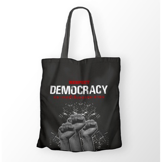 กระเป๋าผ้าดิบสีดำ สกรีน Democracy สามนิ้ว ประชาธิปไตย ประชาชน กระเป๋าสีดำ