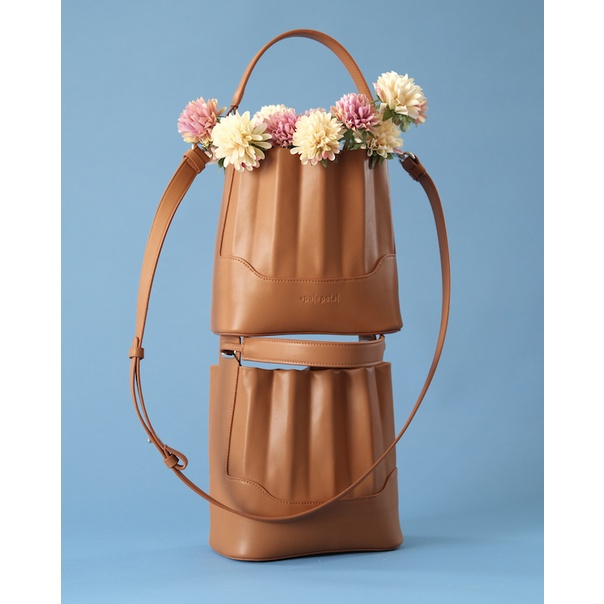 a-pale-petal-กระเป๋าสะพายข้าง-pitt-bucket-bag