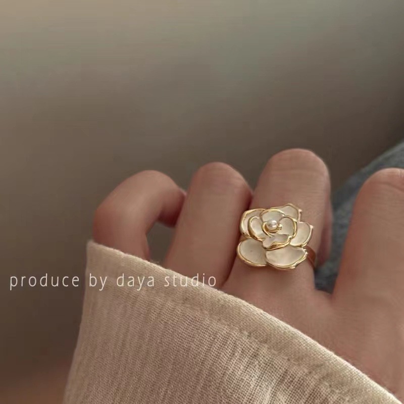 ภาพหน้าปกสินค้าแหวนนิ้วชี้ รูปดอกคามิเลีย สีขาว สไตล์ฝรั่งเศส วินเทจ จากร้าน movingoon.th บน Shopee