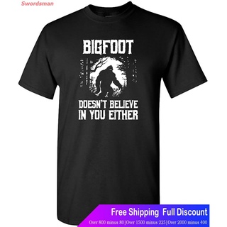 Swordsman เสื้อยืดผู้ชายและผู้หญิง Bigfoot Doesnt Believe In You Either Funny Humor Mens Adult Apparel T-Shirt The Ama