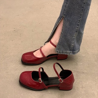 ภาพหน้าปกสินค้ารองเท้าแมรี่เจน 🍑 รองเท้าแตะผู้หญิง 2022 ใหม่ส้นเตี้ย jk ผู้หญิงรองเท้ารองเท้าหนังสีแดง ที่เกี่ยวข้อง