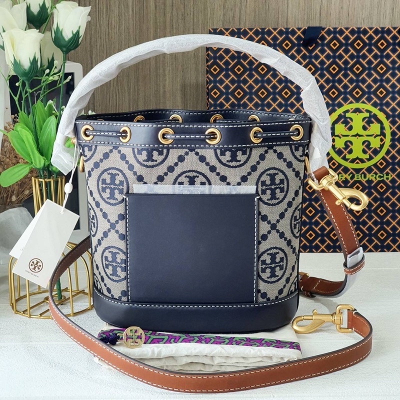 ผ่อน0-กระเป๋าสะพายข้าง-ทรงบัคเก็ต-tory-burch-79487-t-monogram-jacquard-bucket-bag-สีกรมท่า-ทรงขนมจีบ